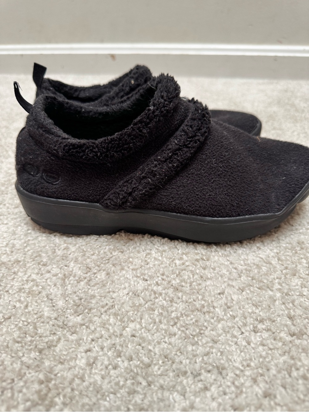 OOFOS Black Cozy Slip-On Women's Slippers